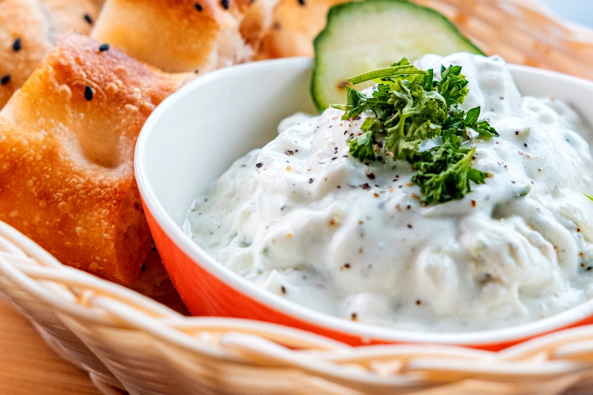 Mast khiar yogurt with cucumber and mint